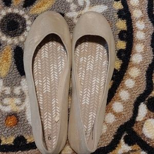 Time & Tru champagne fabric upper shoes sz 9